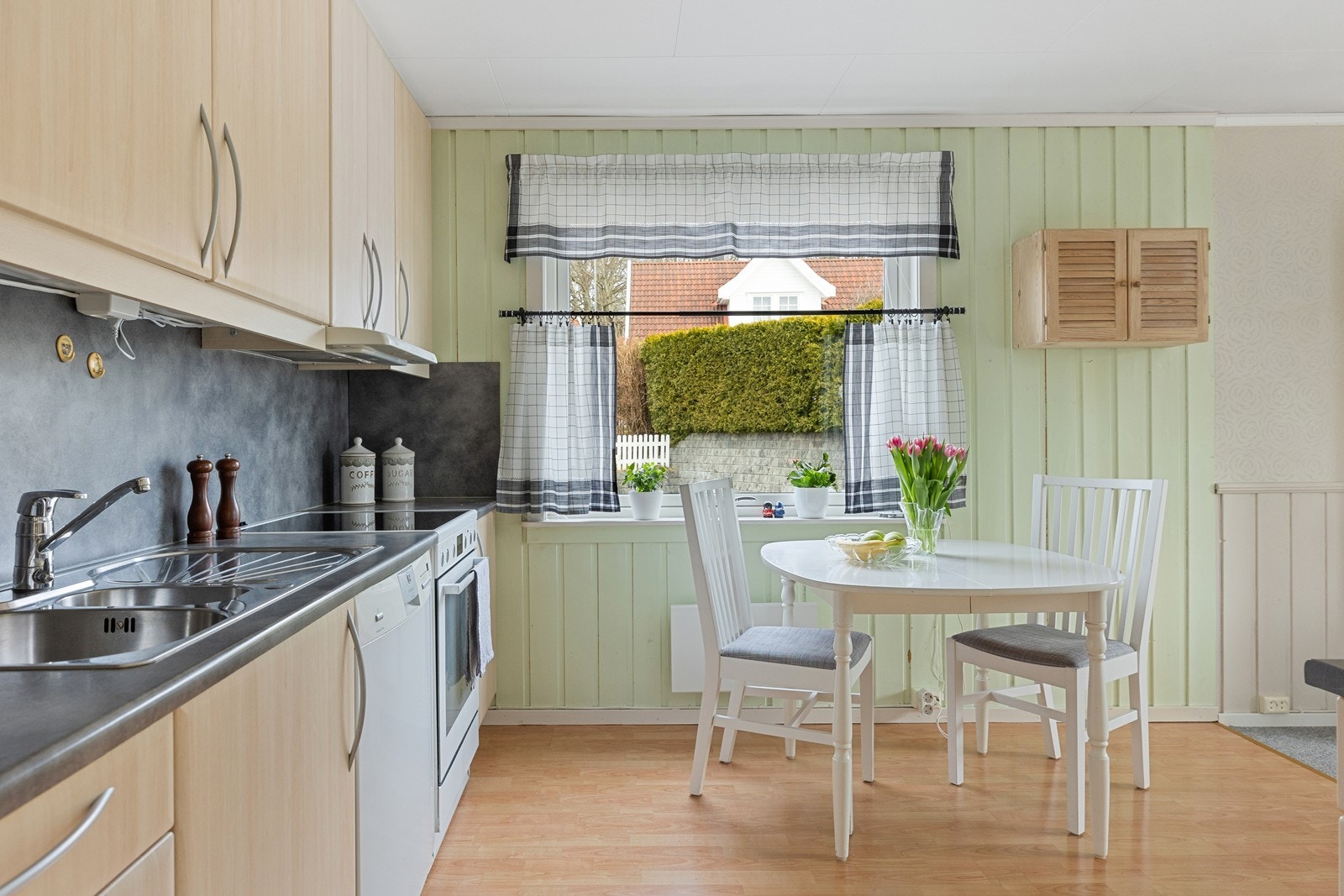 Innholdsrikt kjøkken med kjøkkeninnredning fra 2006. Galleribilde