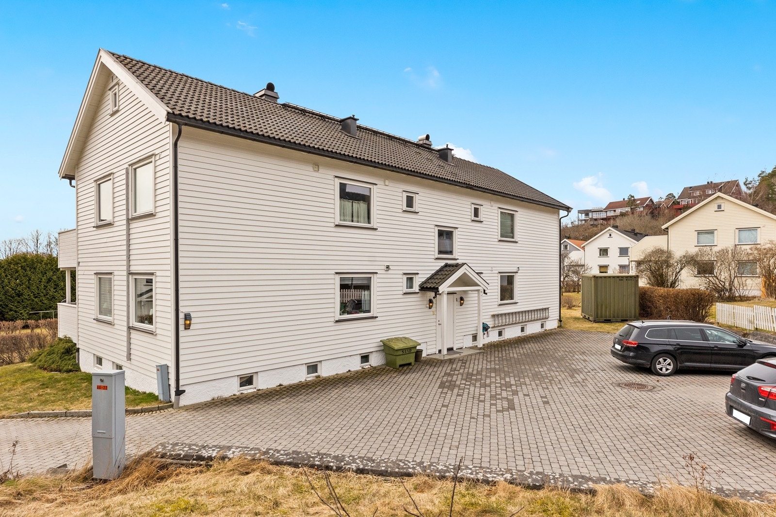 Tomten er opparbeidet med gressplen, noe beplantning, hekk m.m. Det er belegningsstein i innkjøring og parkering på gårdsplassen. Galleribilde