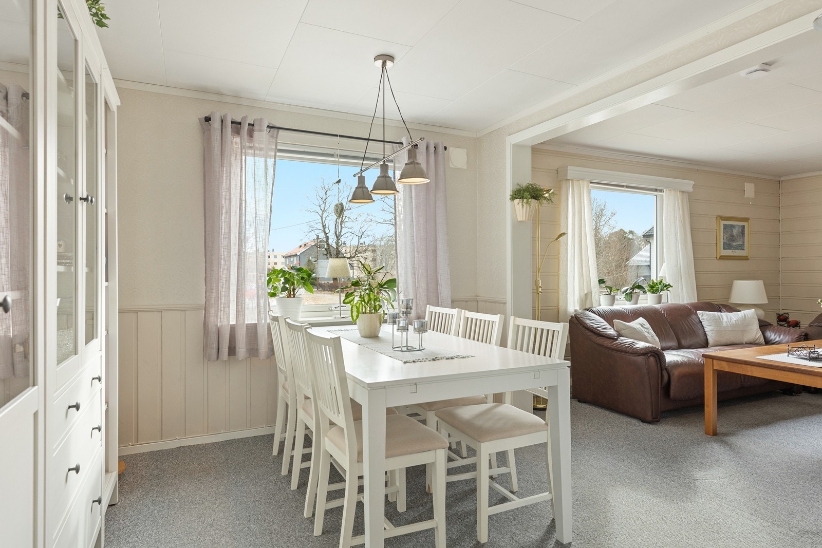 Stor og lys stue med plass til både salong og spisemøblement. Spisestuen var opprinnelige et soverom. Galleribilde