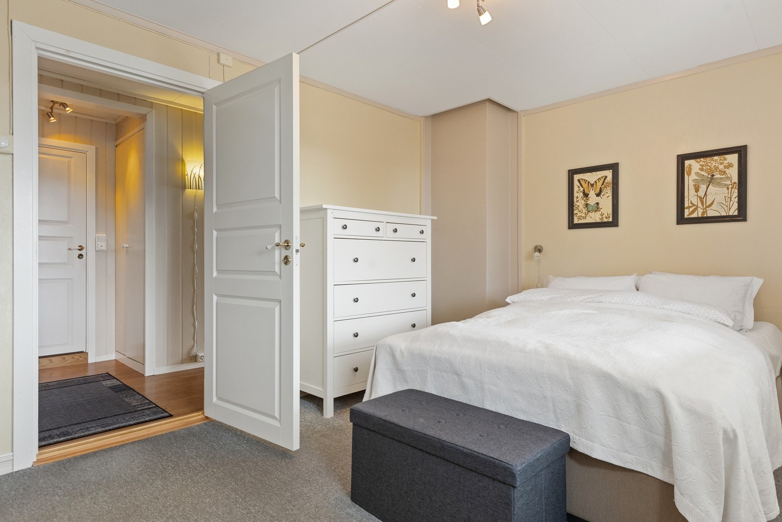 Romslig soverom med god plass til dobbeltseng. Dette soverommet var opprinnelig delt i to. Galleribilde