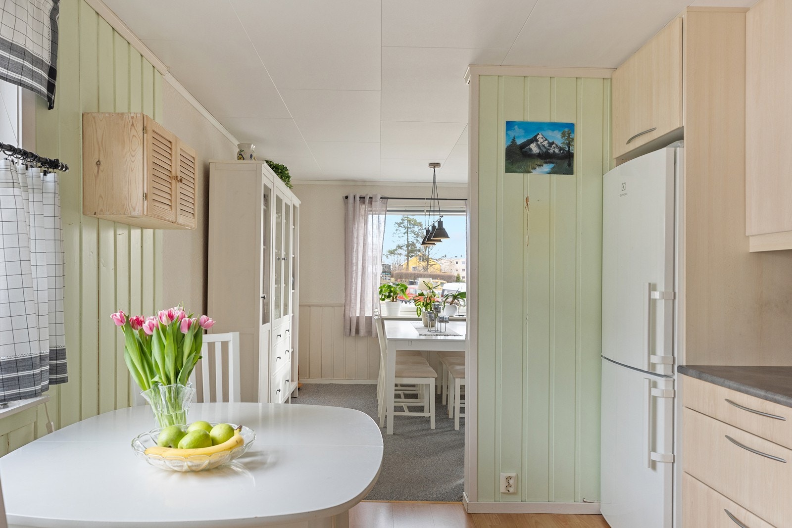 Delvis åpen løsning mellom kjøkken og stue skaper god kontakt mellom rommene. Galleribilde