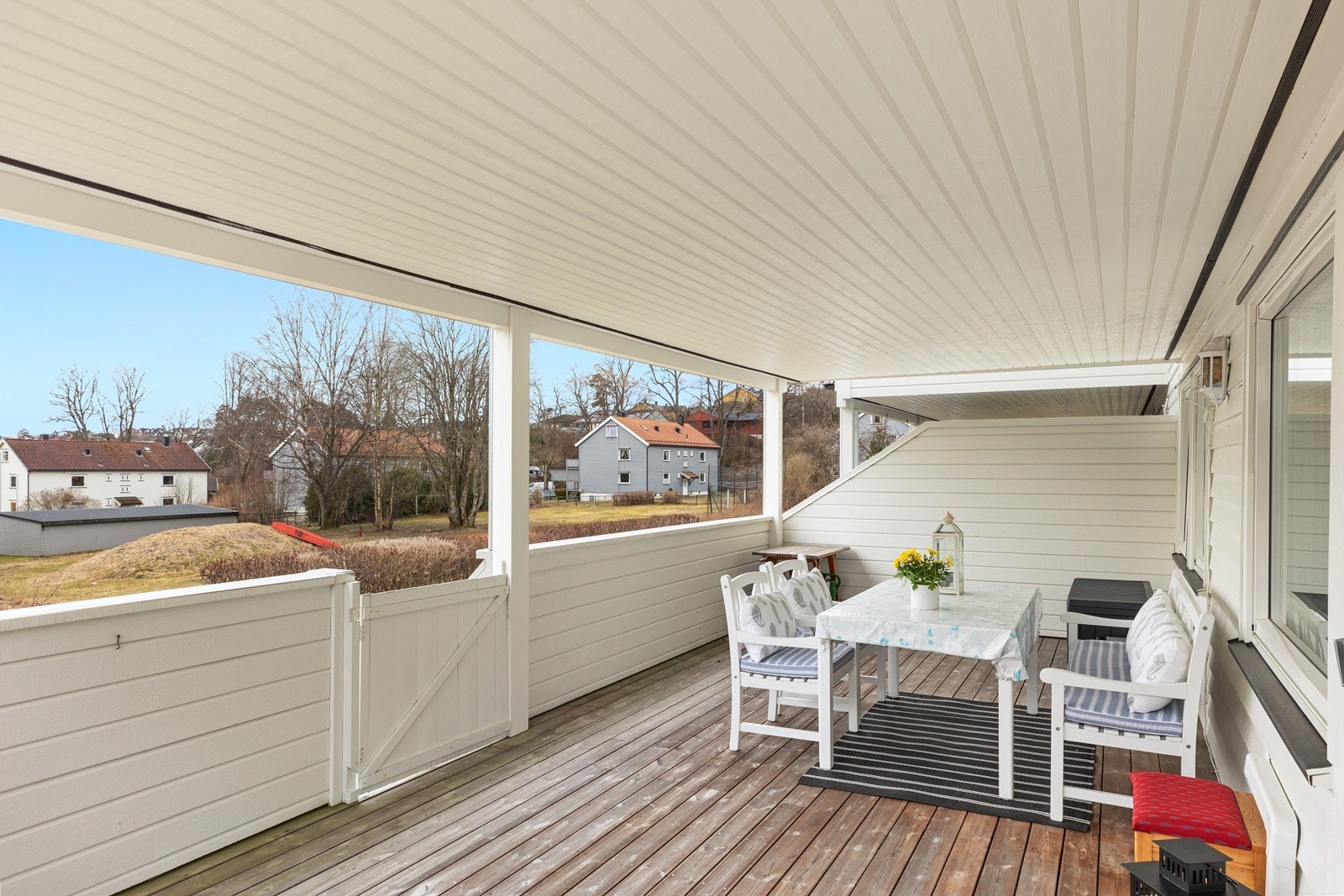 Den store verandaen gir deg et ekstra oppholdsrom om sommeren! Galleribilde