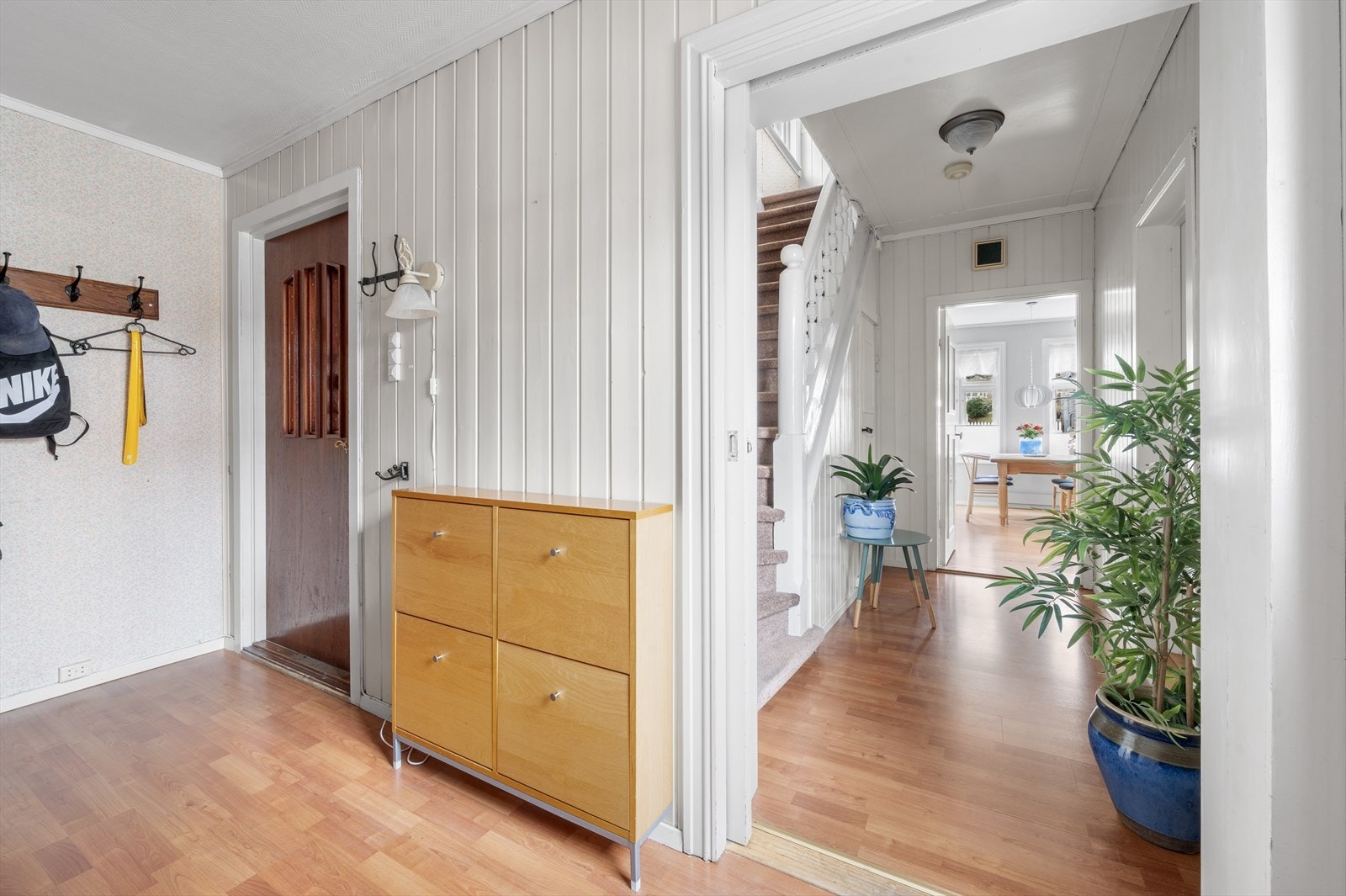 Vindfang/gang. Fra vindfanget er det utgang til stor solrik veranda. Galleribilde