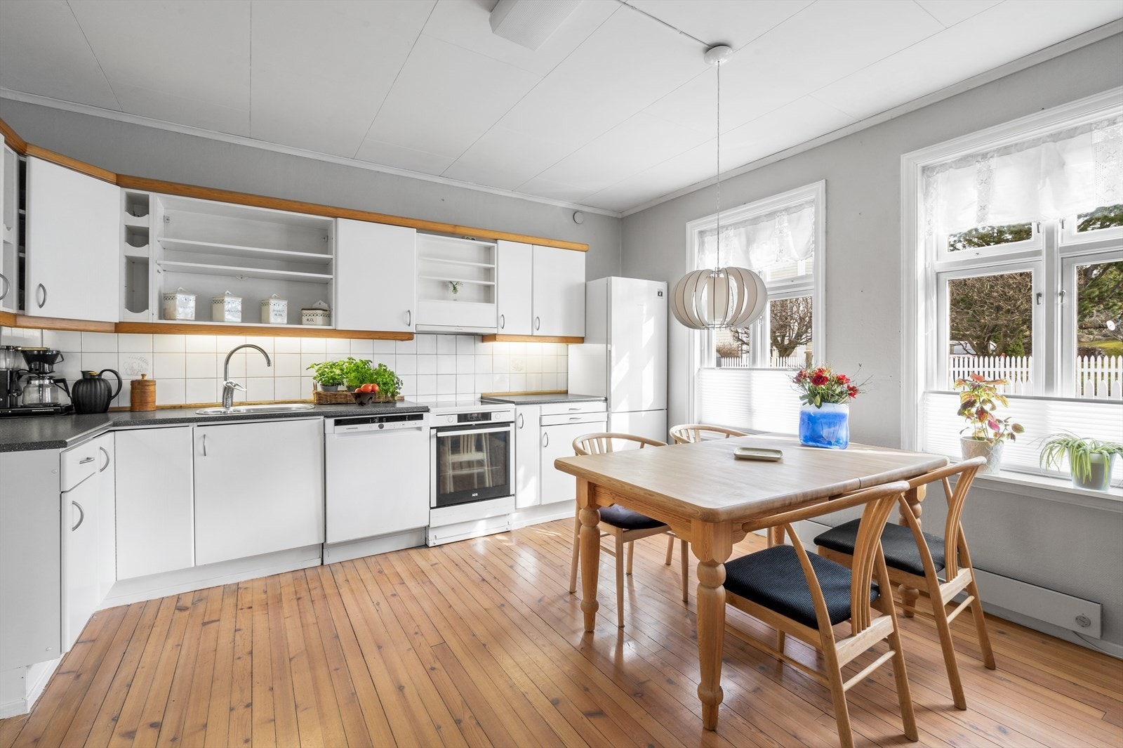 Stort kjøkken. Galleribilde