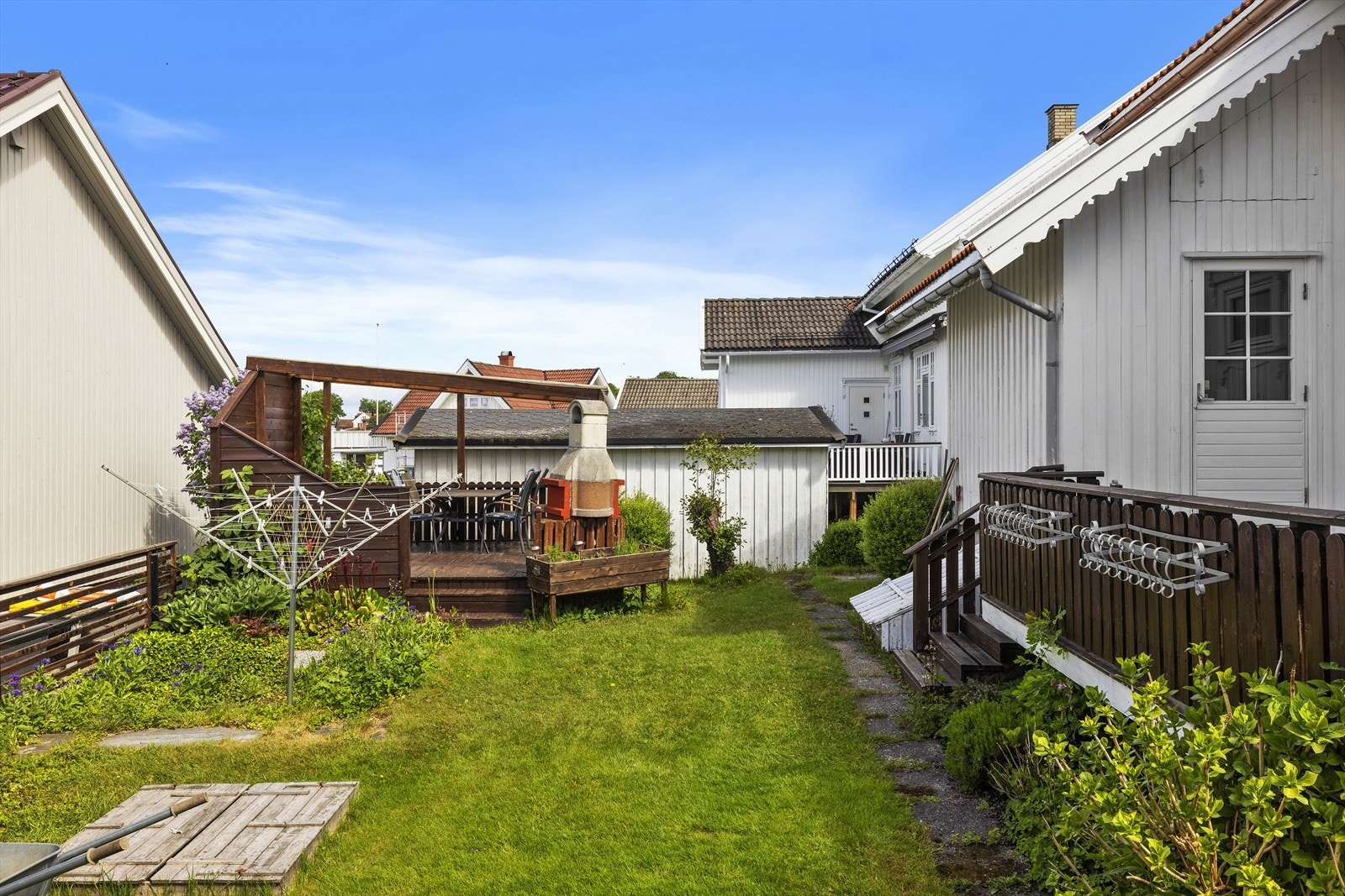 Usjenert bakhage med to uteplasser Galleribilde