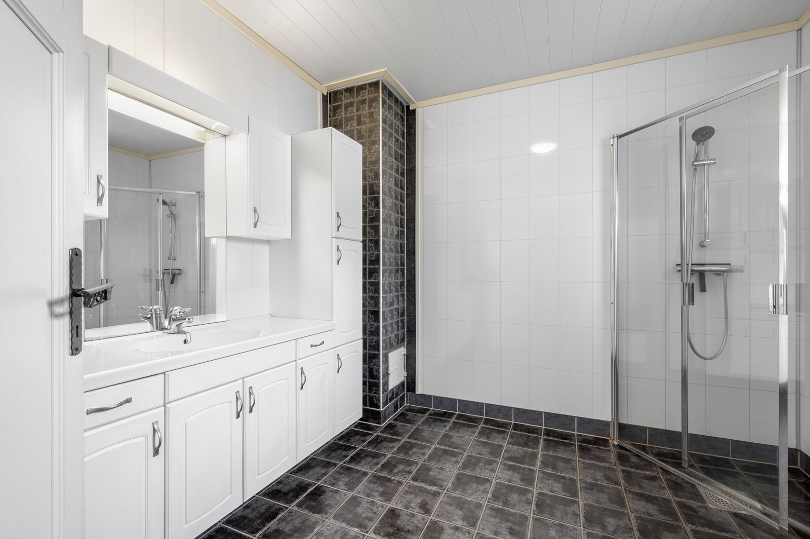 Stort bad/vaskerom med dusjhjørne. Galleribilde