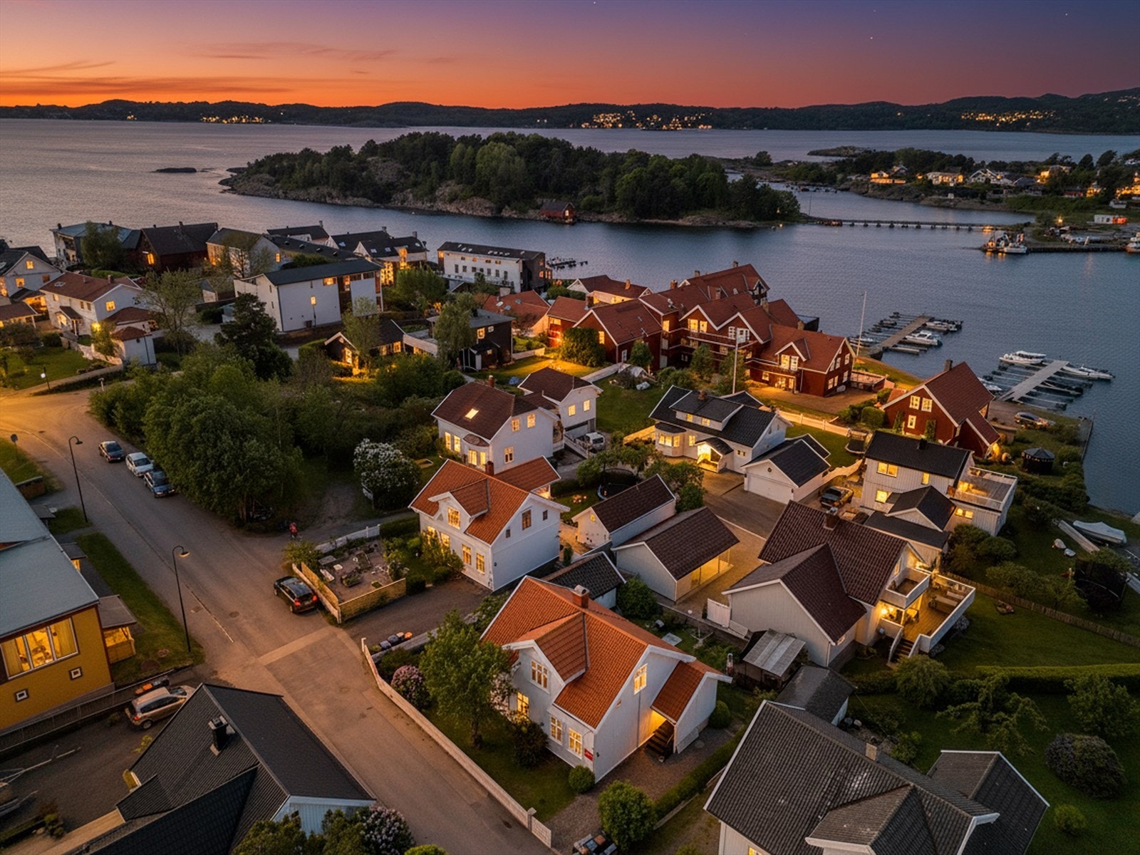 Områdebilde. Her er det umiddelbar nærhet til sjø, strender, småbåthavn og flotte turområder. Galleribilde