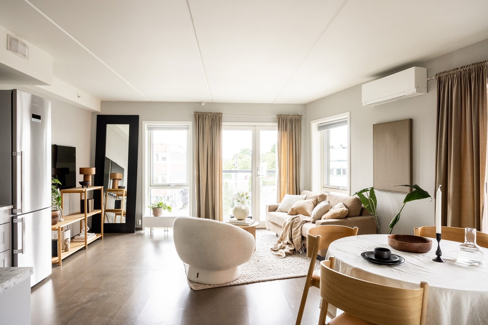 Stor og moderne stue med god plass til stor sofagruppe, TV-seksjon, spisebord og annet ønsket møblement. Galleribilde