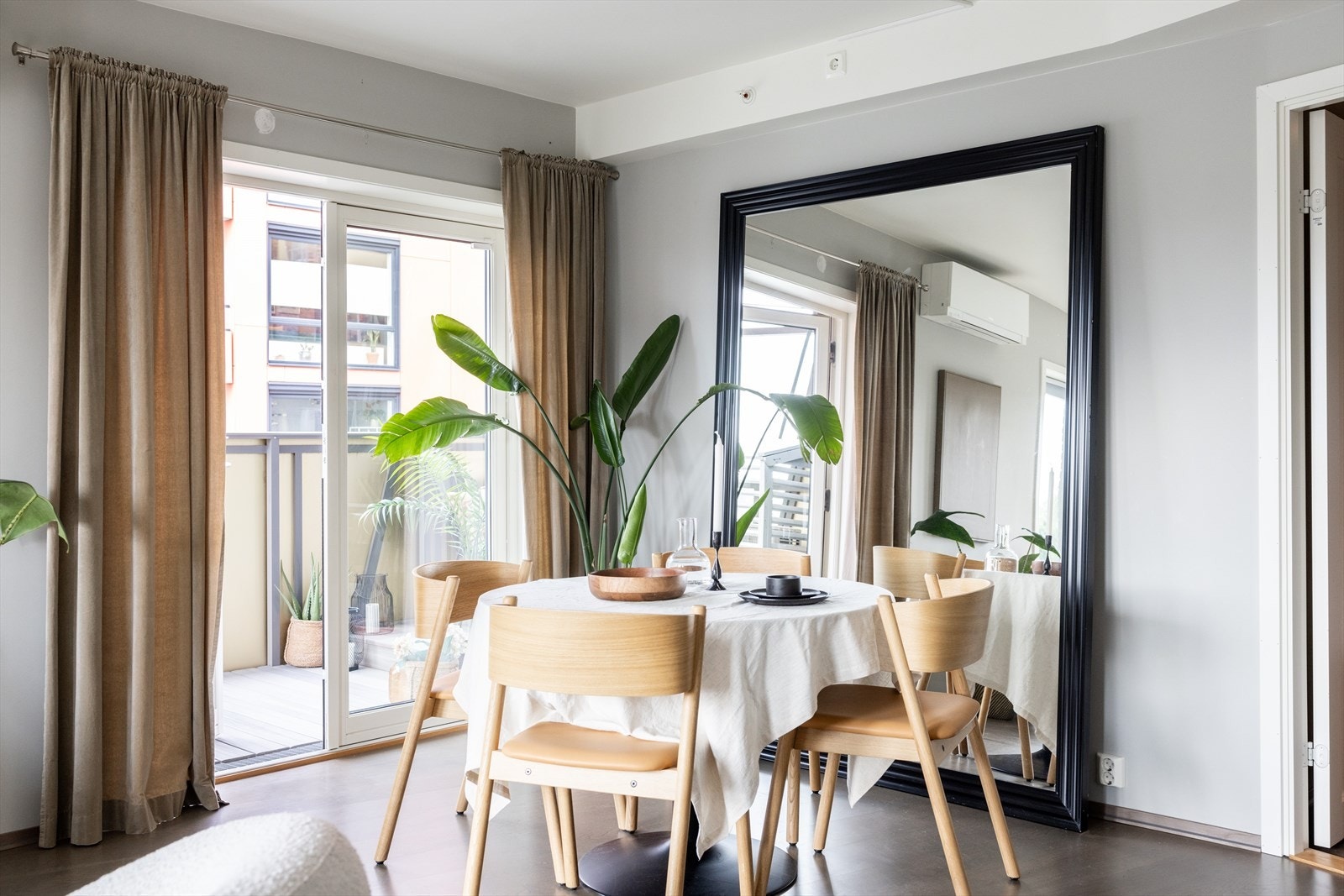 Spisesplass med utgang til flott og overbygget balkong. Galleribilde