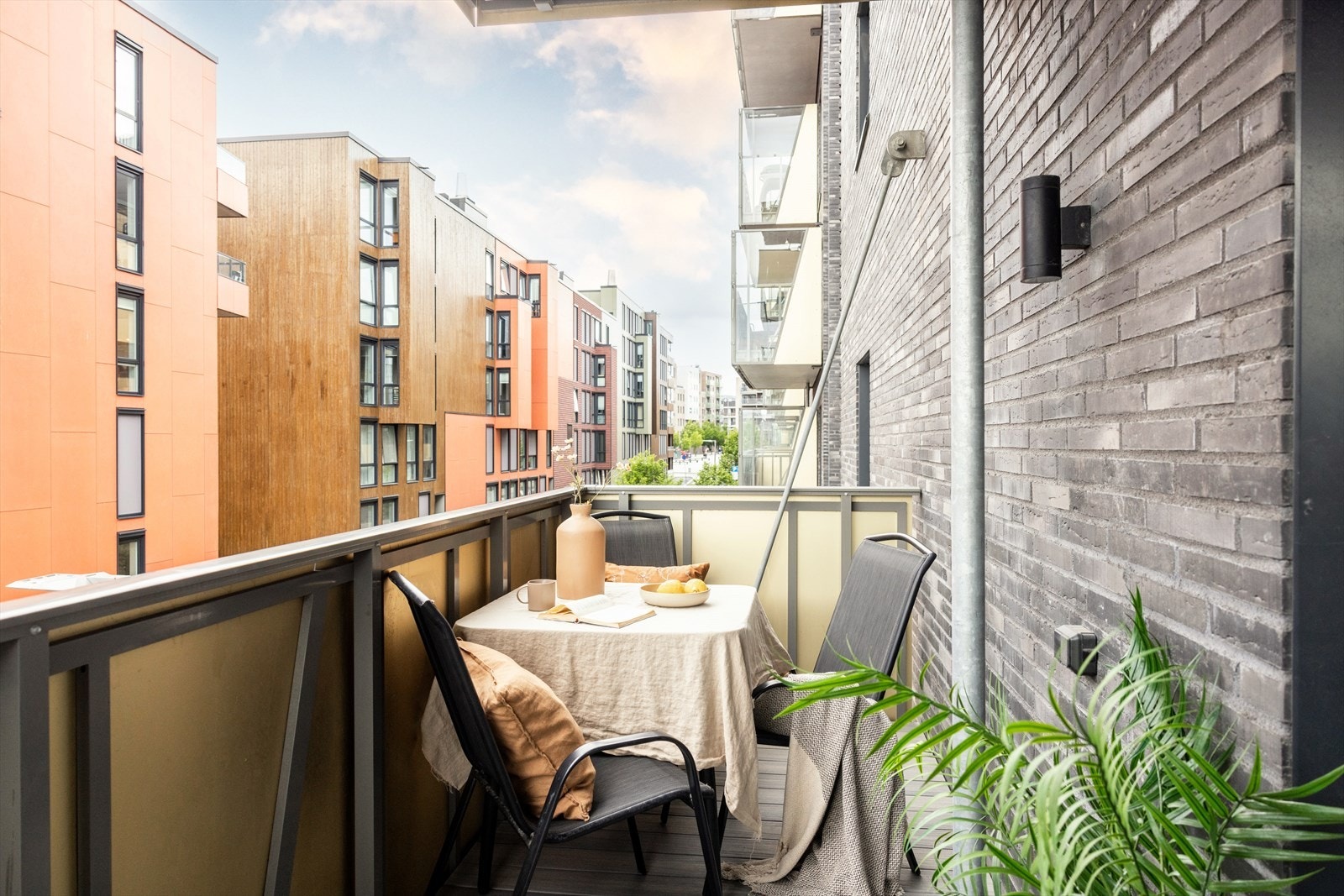 Balkongen har sol fra fra rundt kl. 16:30/17 og utover kvelden. Galleribilde