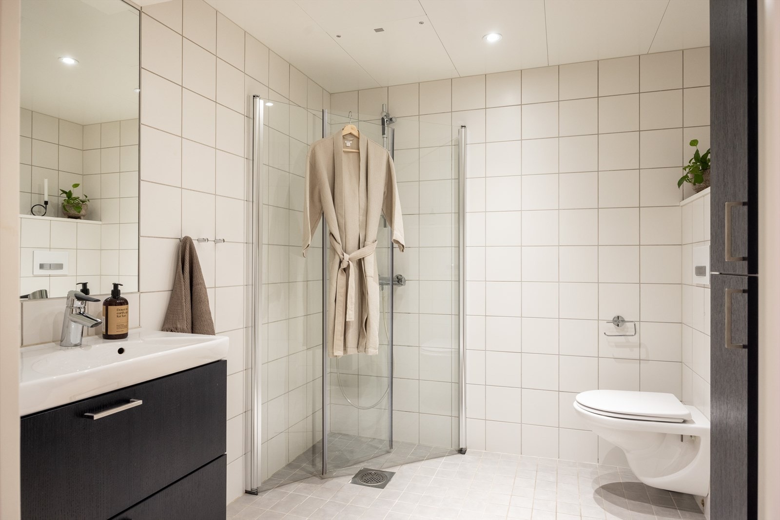 Stort og moderne bad med gulvvarme og balansert ventilasjon. Galleribilde