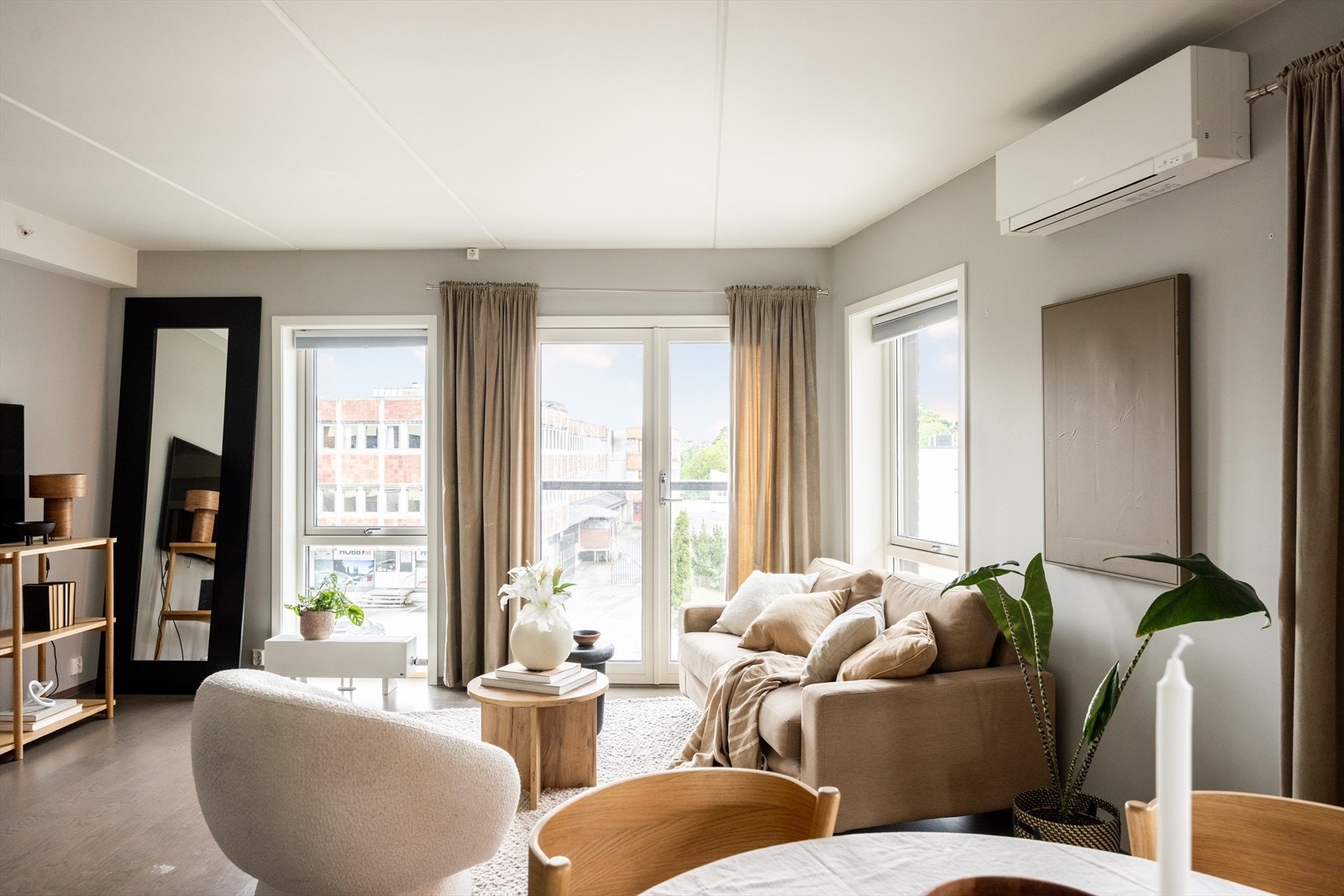 Lys og luftig stue med overflater malt i en lun beigetone. Galleribilde