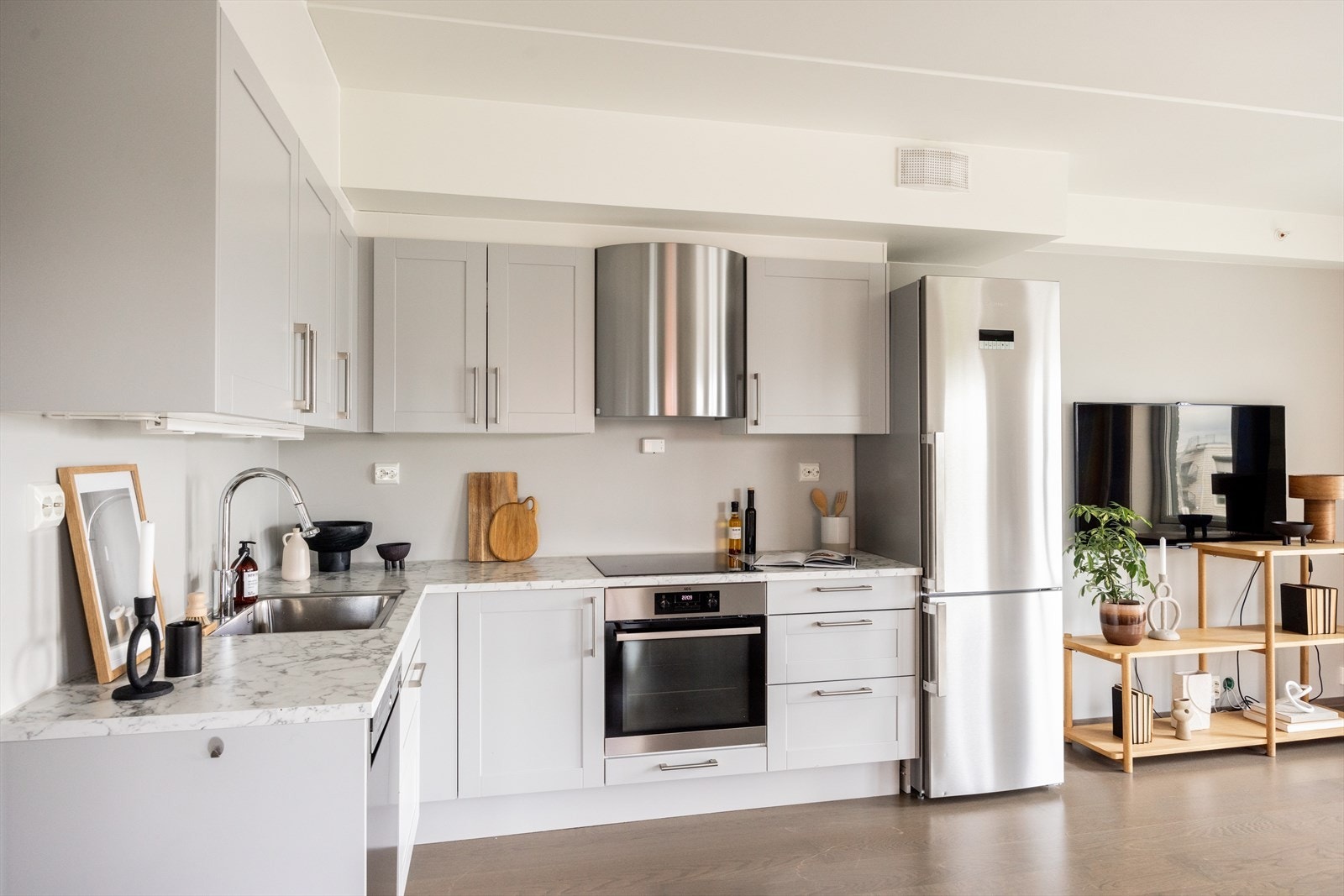 Meget pent kjøkken med glatte fronter og laminat benkeplate. Galleribilde