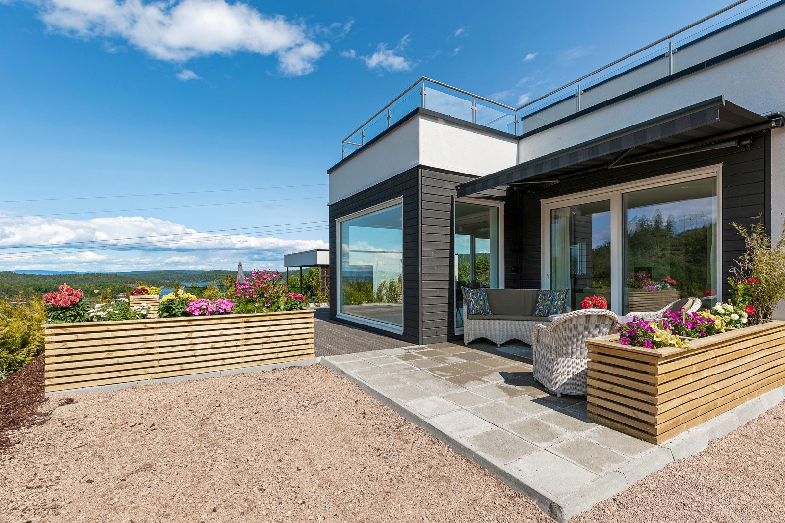 Terrasse utenfor stue i 1. etasje Galleribilde