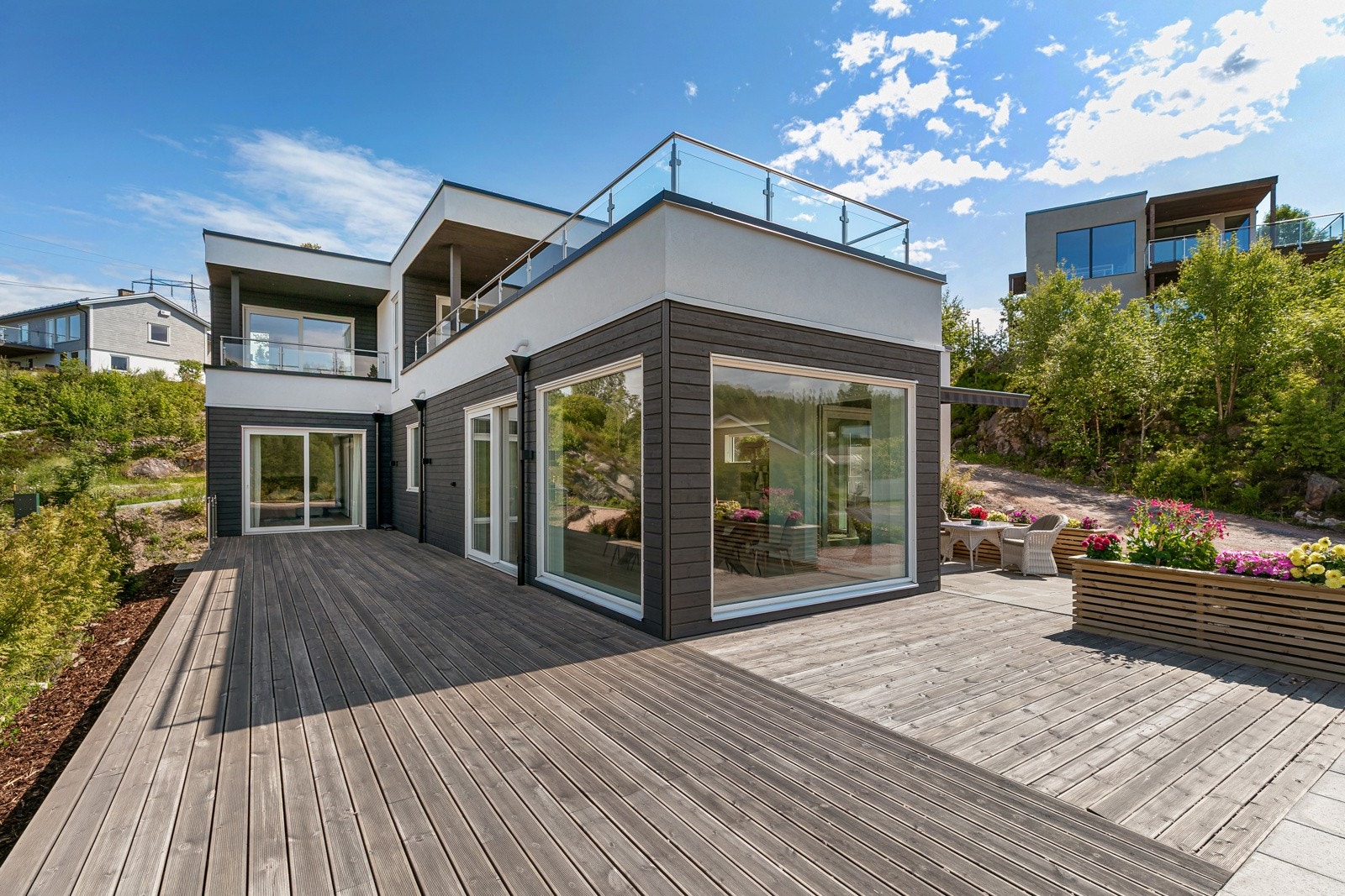 Stor terrasse utenfor stue og kjøkken Galleribilde