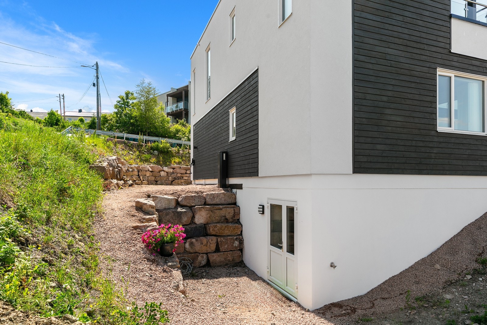 Egen inngang til kjelleren Galleribilde