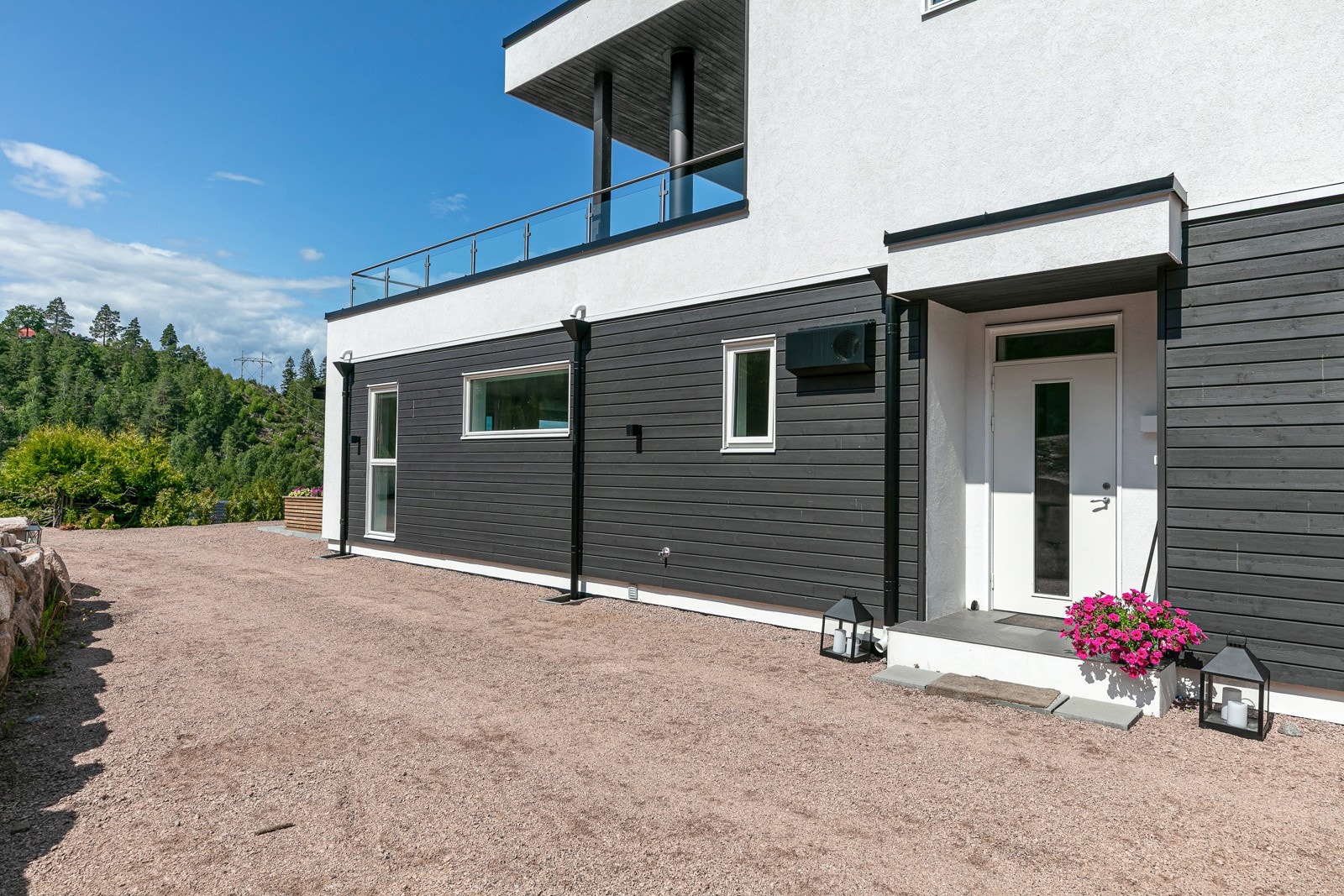 Inngangsparti og gode parkeringsmulighet på gårdsplassen Galleribilde