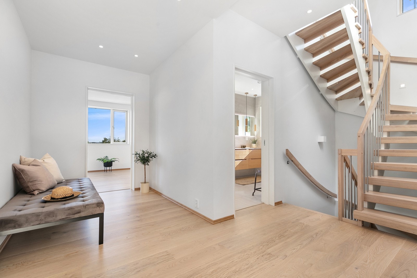 Hall. Det er inngang til badet både fra hall og fra soverommet Galleribilde