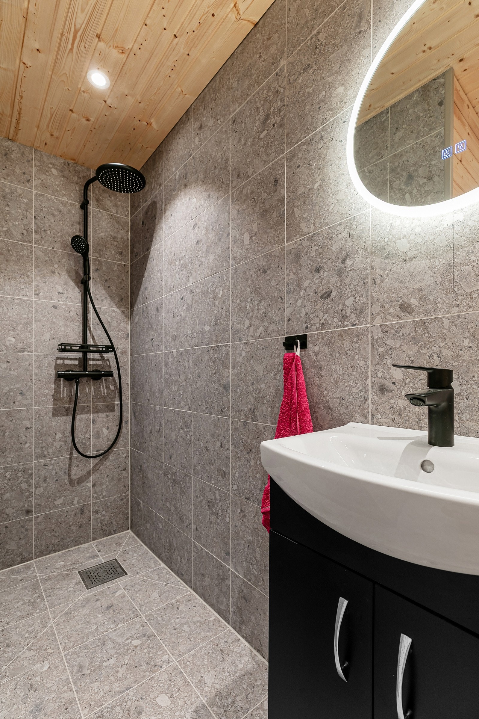 Bad med dusj innredet i 2025 Galleribilde