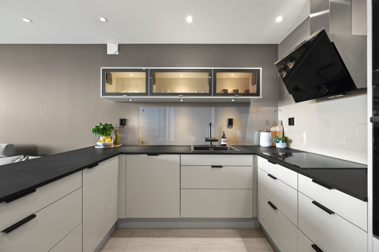 Veggene ble lydisolert og det ble installert Plejd-system i tilknytning til downlights i 2022 Galleribilde