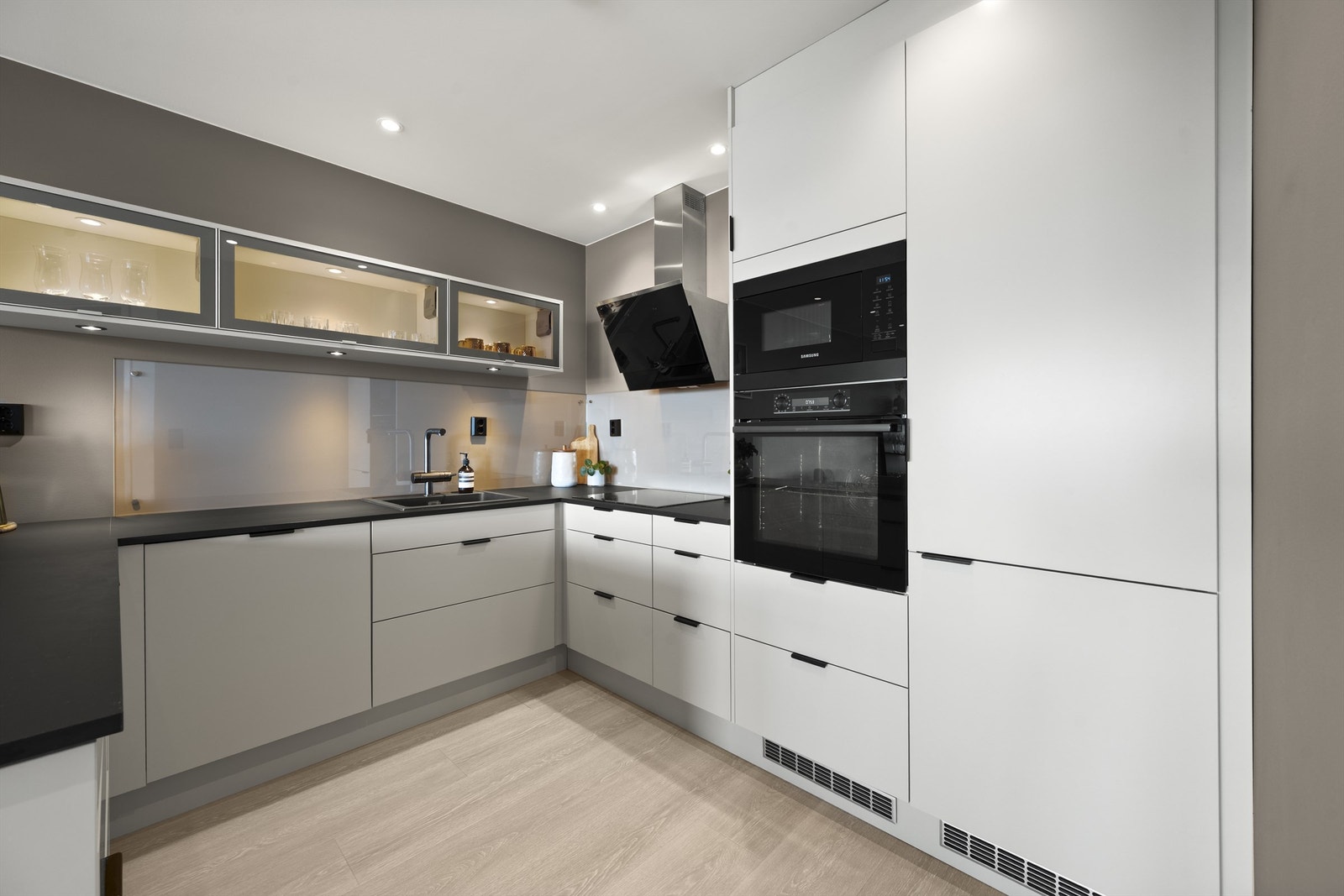 Lekker Norema-kjøkkeninnredning fra 2022 med helintegrerte hvitevarer Galleribilde