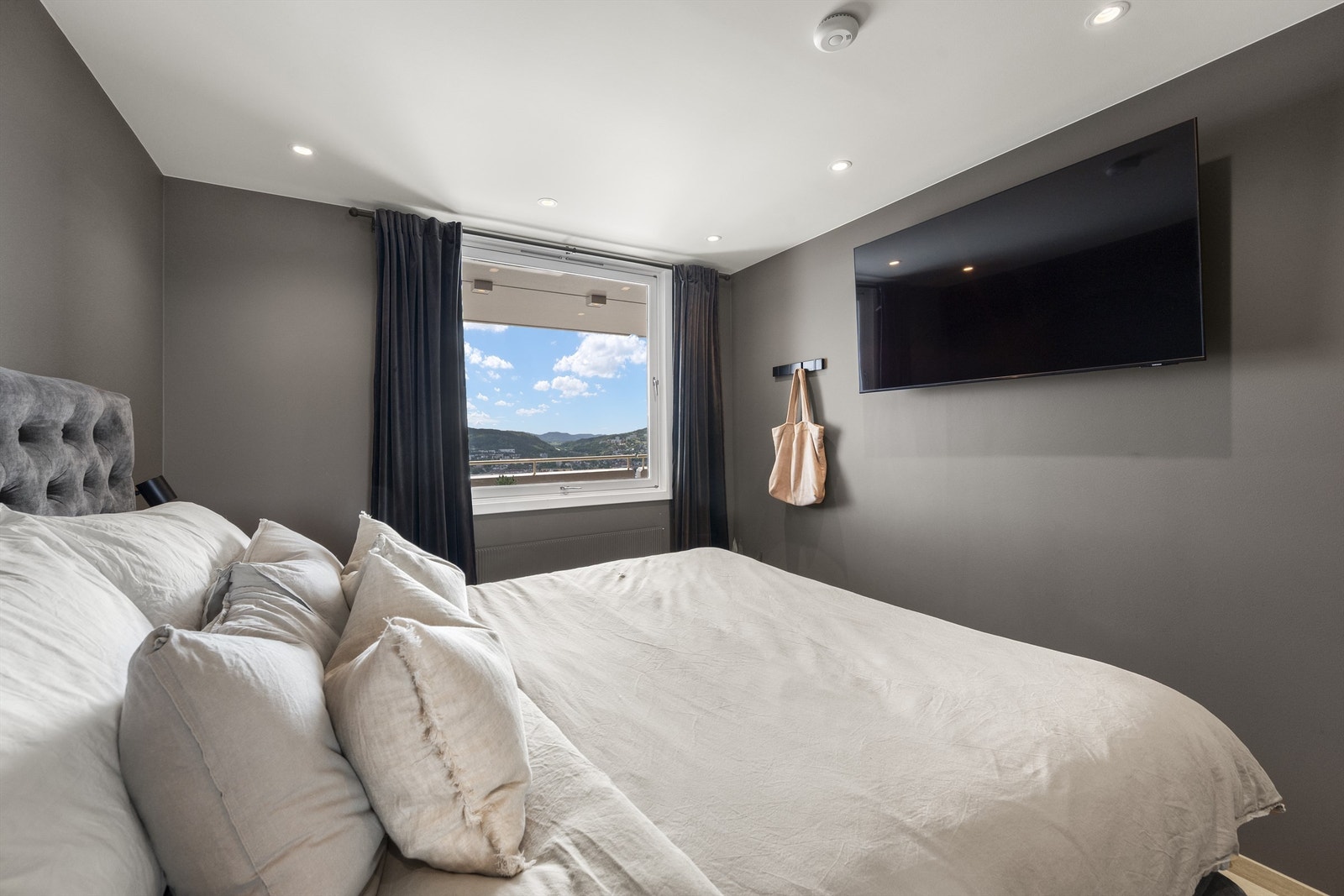 Fjernvarme med radiatorer (fyring/varmt vann inkl. i felleskostnadene) Galleribilde