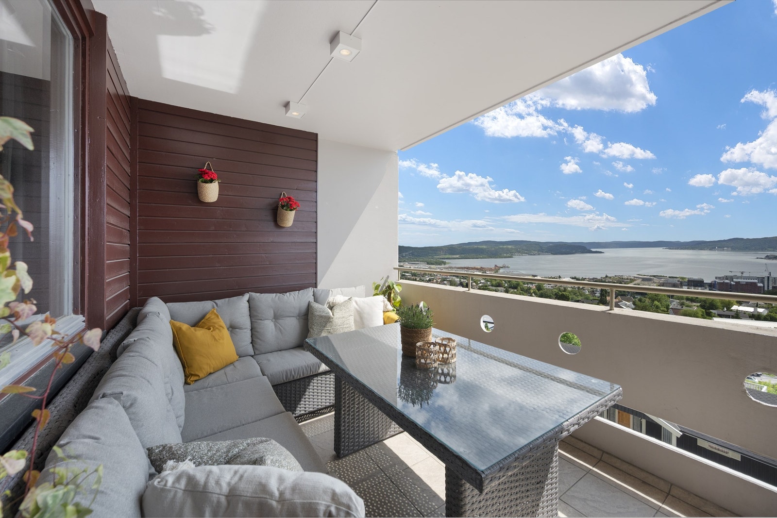 Sol fra soloppgang til ca. kl. 16.30 (midtsommerstid) iflg. selger Galleribilde