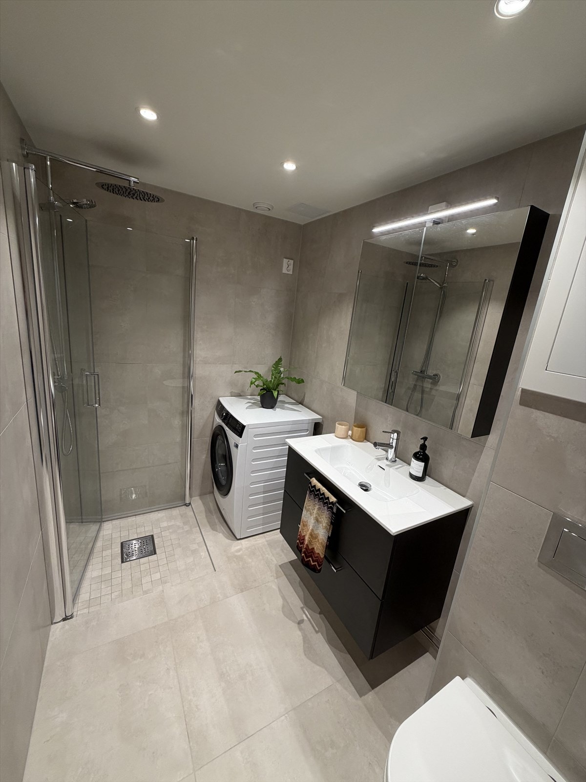 Lekkert bad fra 2025 med dusjhjørne, servantinnredning med oppbevaring og veggene toalett (Selgers bilde) Galleribilde