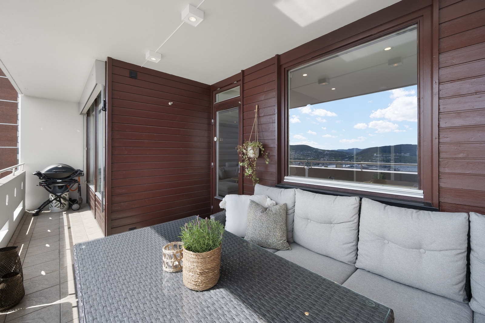 Montert utvendig elektrisk solskjerming foran stuevinduene i 2022. Galleribilde