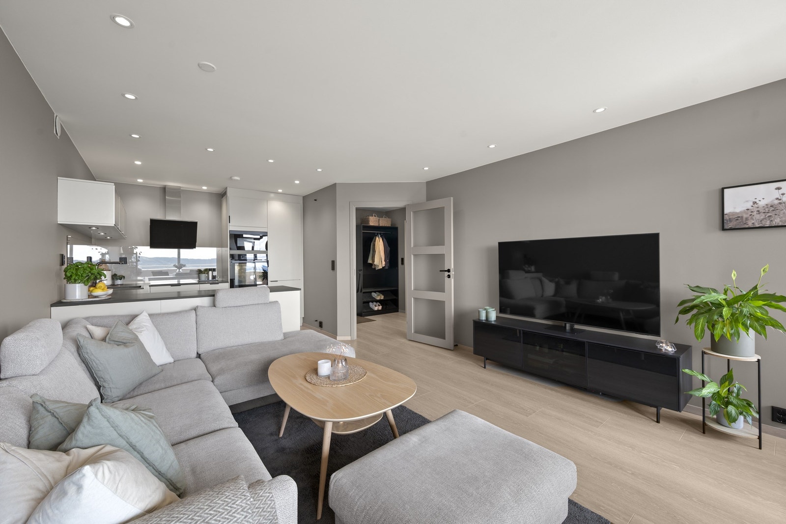 Leiligheten ble oppusset i 2022 bl.a. lektet ned himling, gipset samt malt overflater og nytt laminatgulv Galleribilde