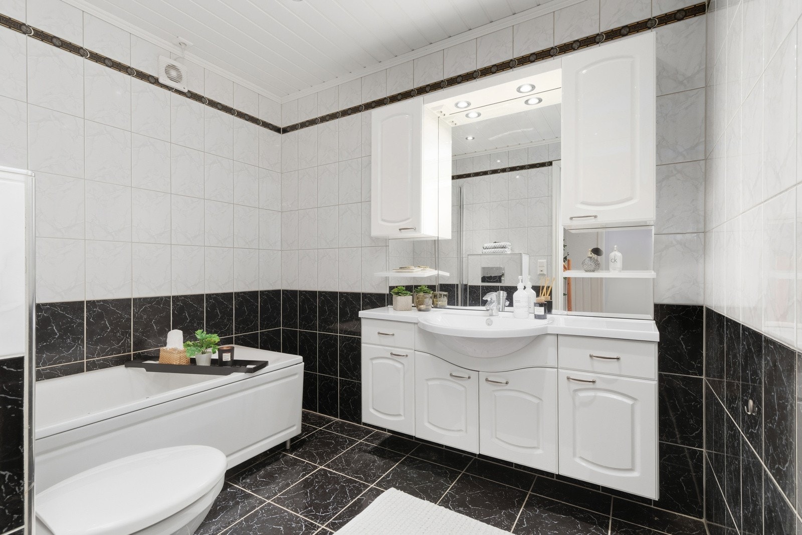 Flislagt og moderne bad i 1.etasje med varme i gulv og pen innredning. Galleribilde