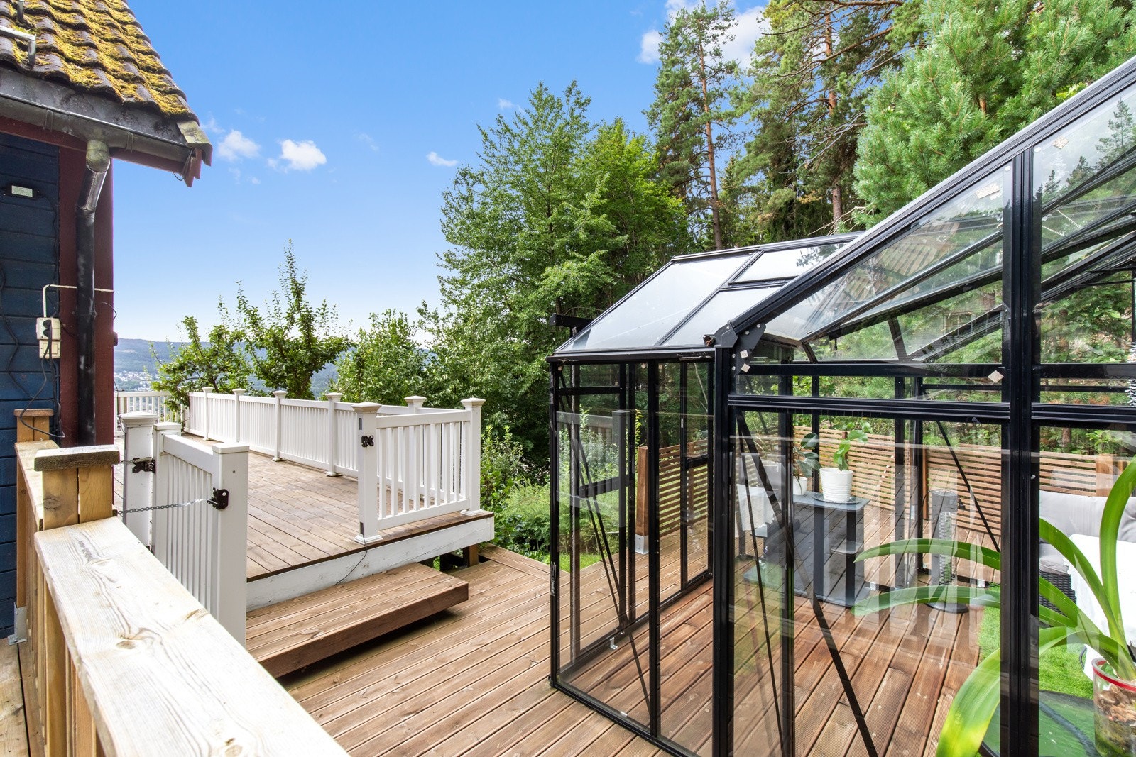 Balkongen er tilknyttet terrassen bak boligen. Galleribilde