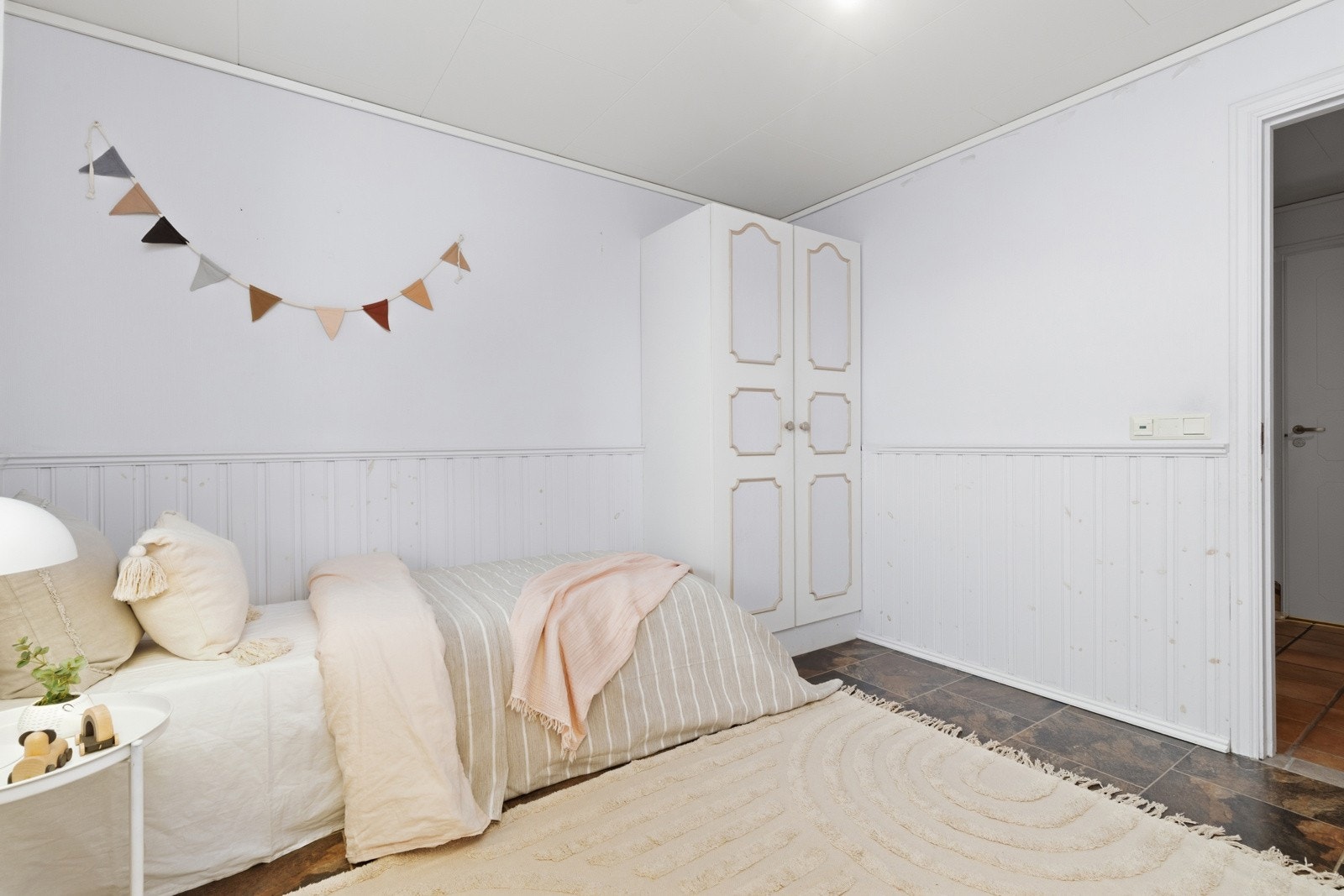 Rommet kan by på oppbevaring i garderobeskap og passer perfekt som barnerom, gjesterom eller hjemmekontor. Galleribilde