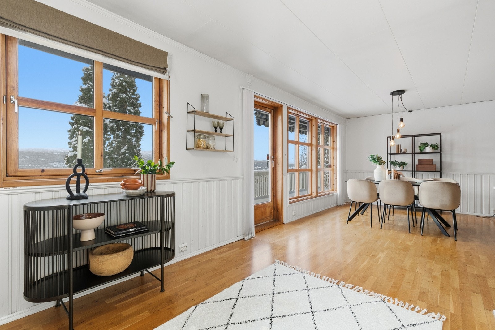 Fra stuen er det adkomst til boligens romslige balkong. Galleribilde