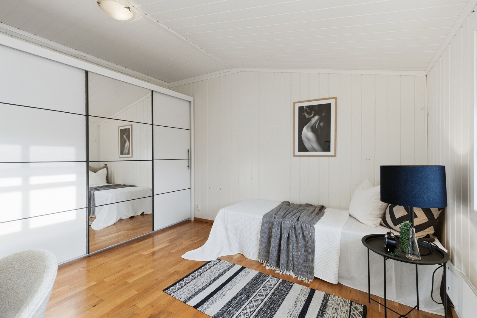 Soverommet i 3.etasje er i god størrelse og byr på bra med oppbevaringsmuligheter i garderobeskap. Galleribilde