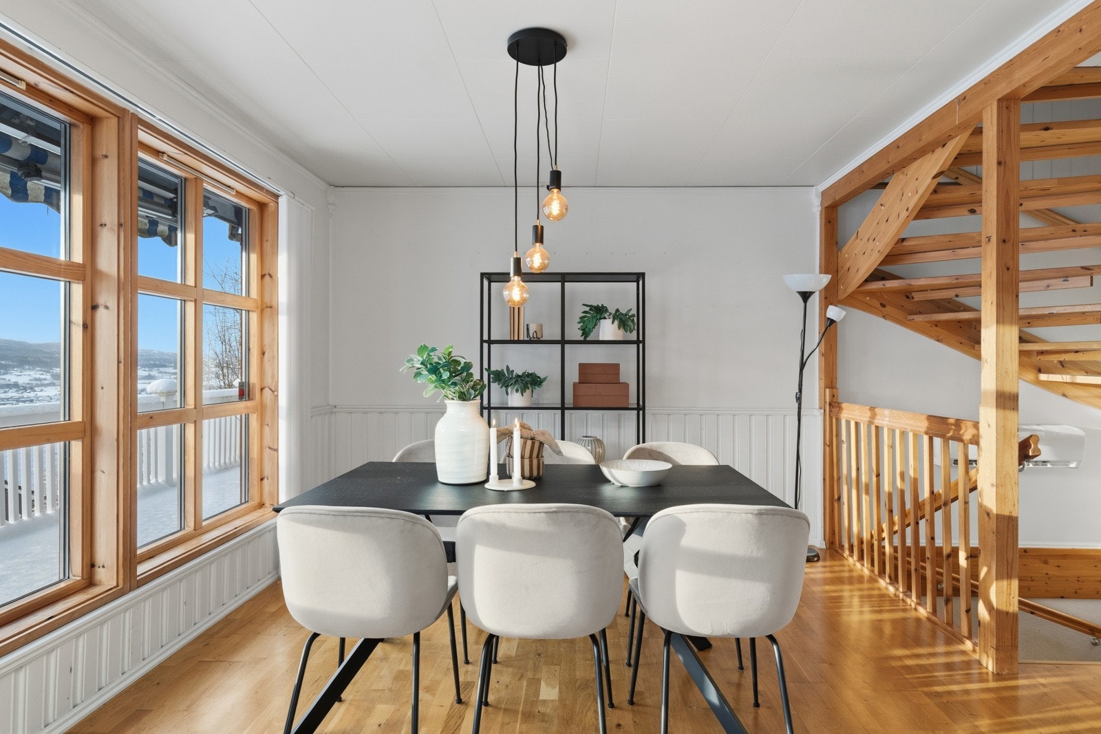 Spisestuen har en åpen løsning til kjøkkenet og god plass til en spisegruppe. Galleribilde