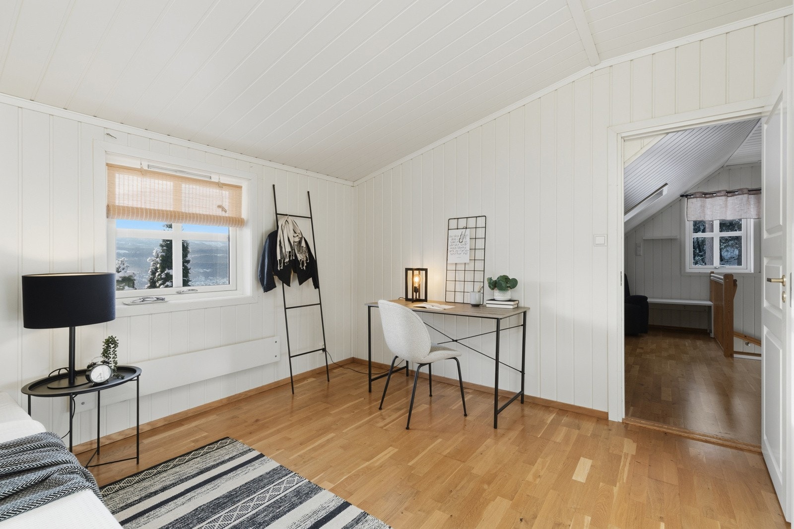 Fra rommet har man pen utsikt over eikerbygdene. Galleribilde