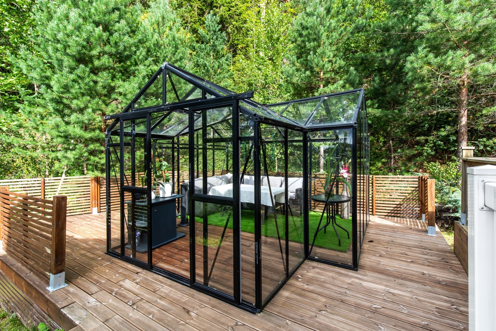 Inngjerdet veranda med stilfull vinterhage. Galleribilde