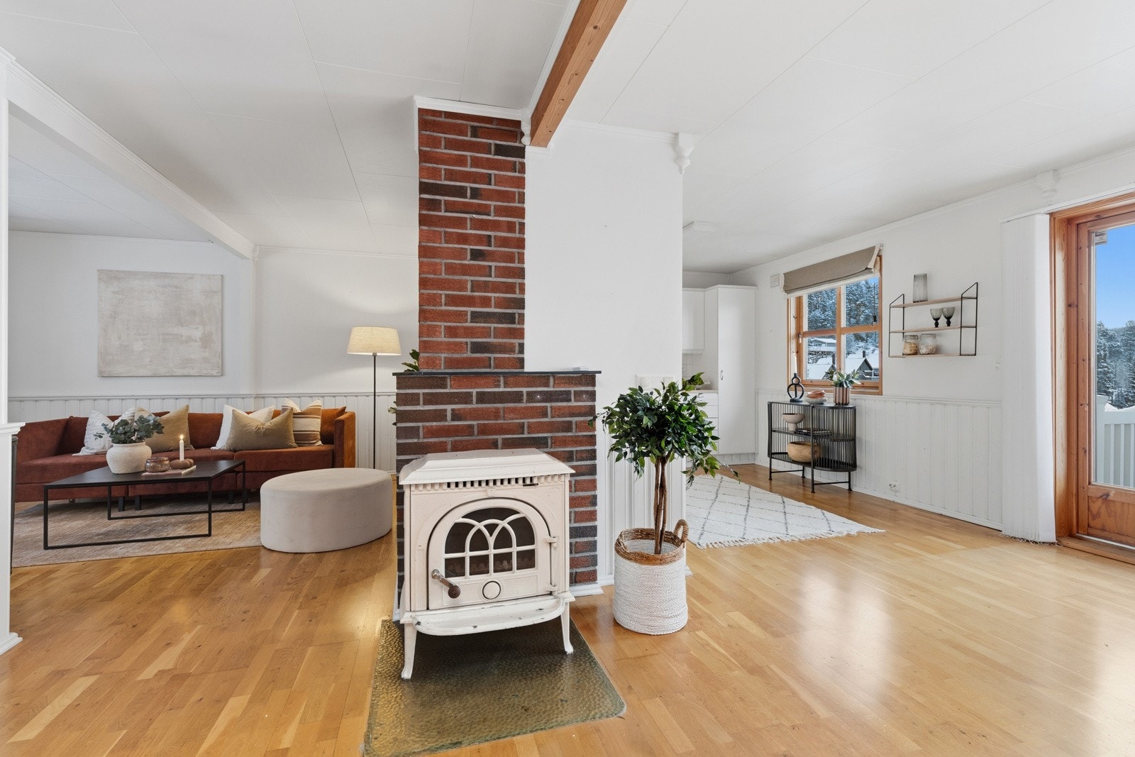 Stuen er utstyrt med en vedovn og en varmepumpe over trappen, dette garanterer et komfortabelt inneklima hele året. Galleribilde