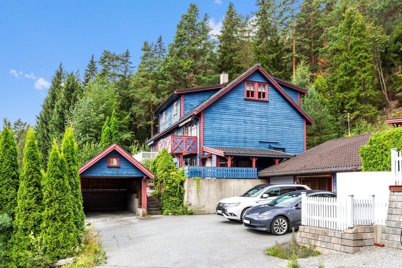 Parkering i garasje og gårdsplass. Galleribilde