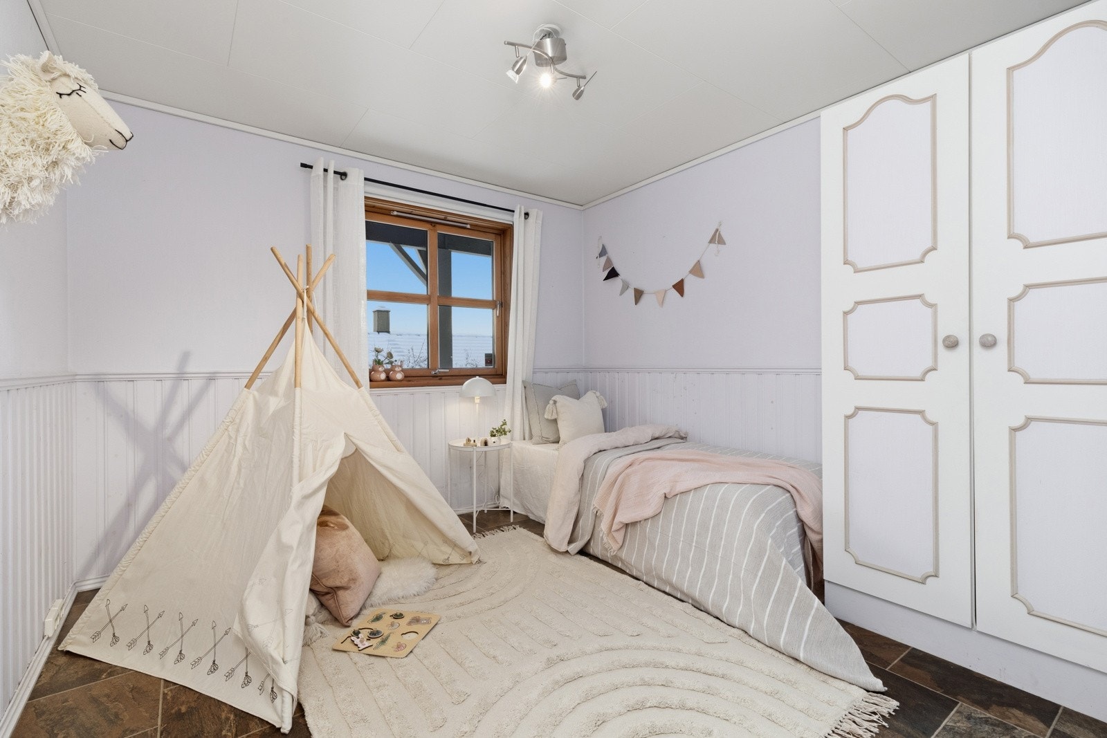 Flislagt soverom i god størrelse, rommet har god plass til seng, nattbord og tilhørende møblement. Galleribilde