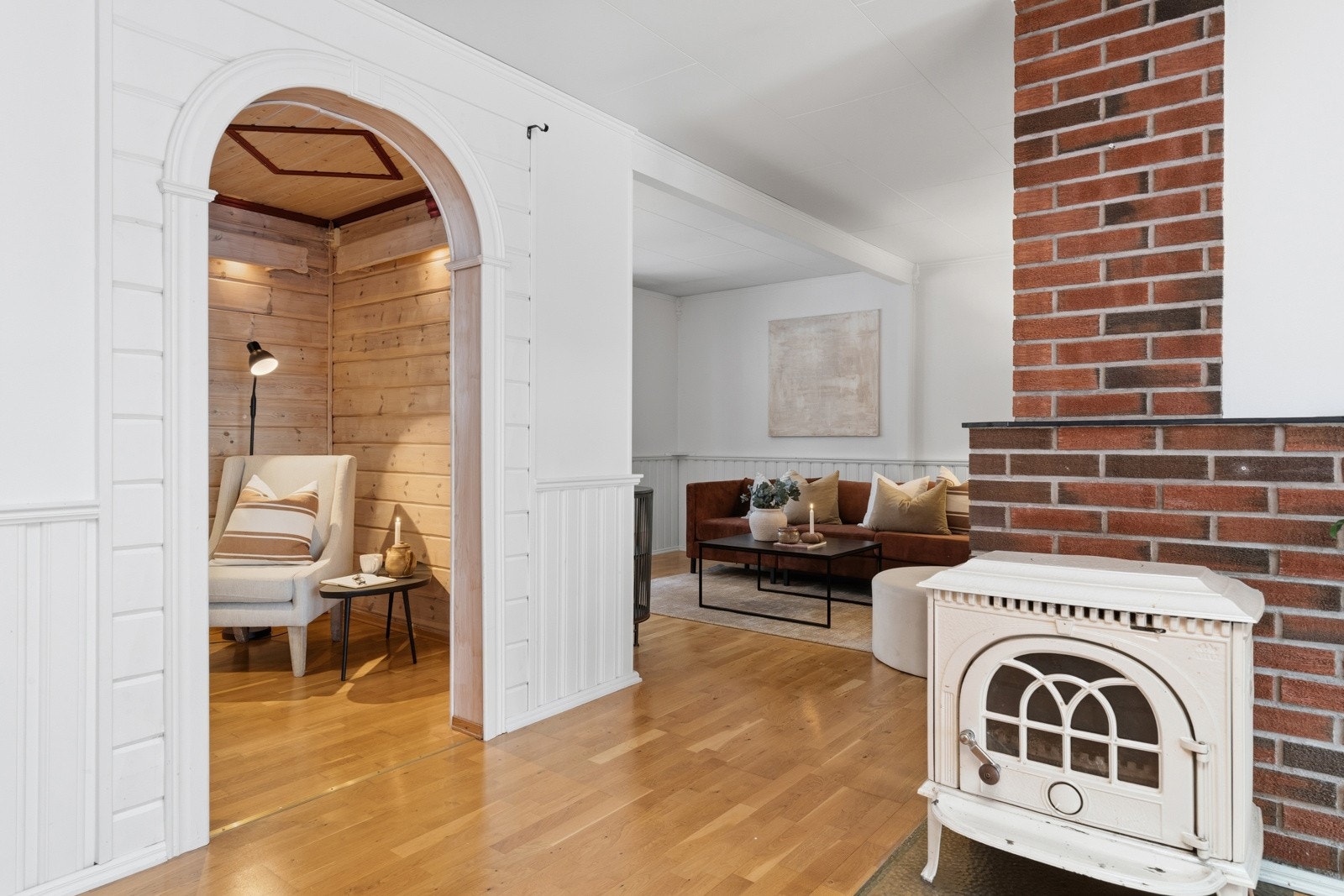 Stuen er delt inn i praktiske soner, med plass til en trivelig sofagruppe, samt spisegruppe. Galleribilde