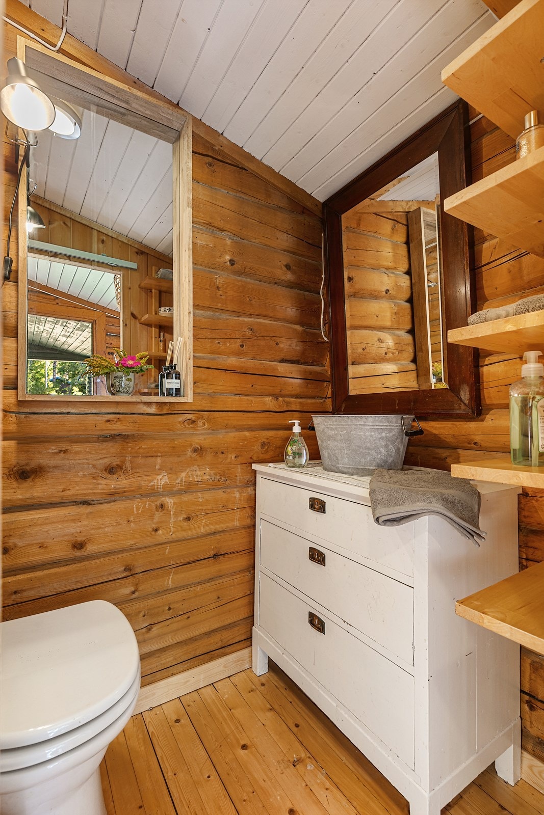 Toalettrom med heltre overflater, hyller for oppbevaring Galleribilde