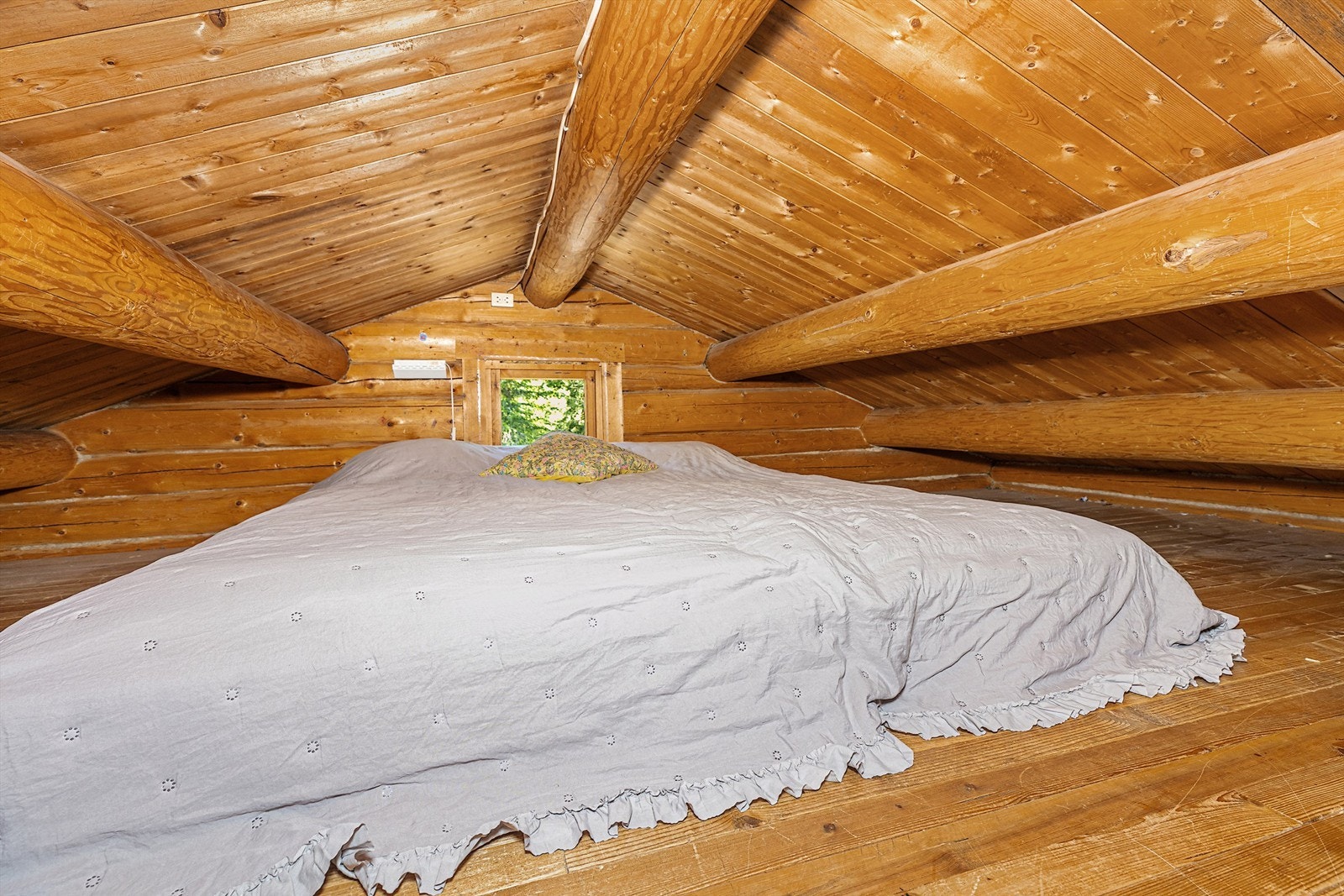 Hems med plass til dobbeltseng gir ekstra soveplasser og utnytter arealet godt Galleribilde