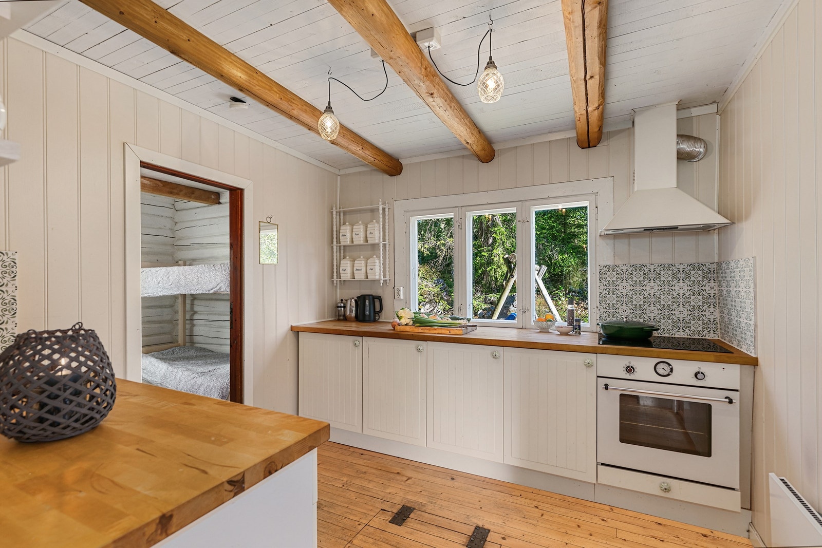 Lyst kjøkken med profilerte fronter, god oppbevaringsplass og vindu som slipper inn rikelig med dagslys Galleribilde