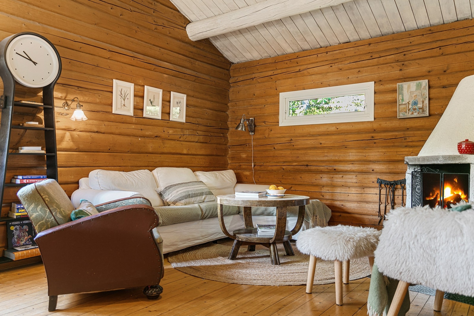 Tradisjonelle materialer med laftet tømmer og hvitmalte åser setter rammen for ekte hyttefølelse. Galleribilde