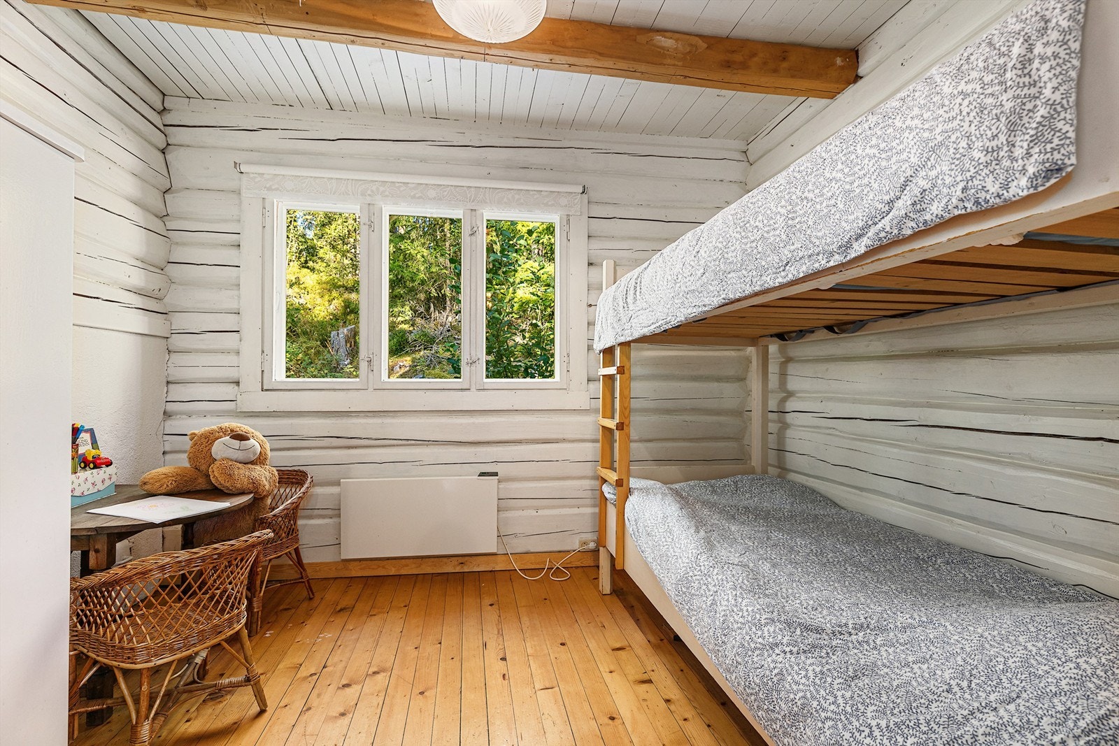 Koselig soverom i hytta med plass til dobbeltseng - en lun plass å trekke seg tilbake Galleribilde