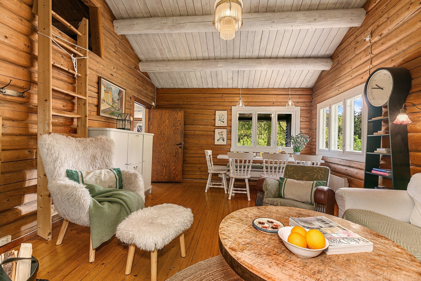 Takhøyde på opptil 3,3 meter gir en luftig og behagelig atmosfære i stuen Galleribilde