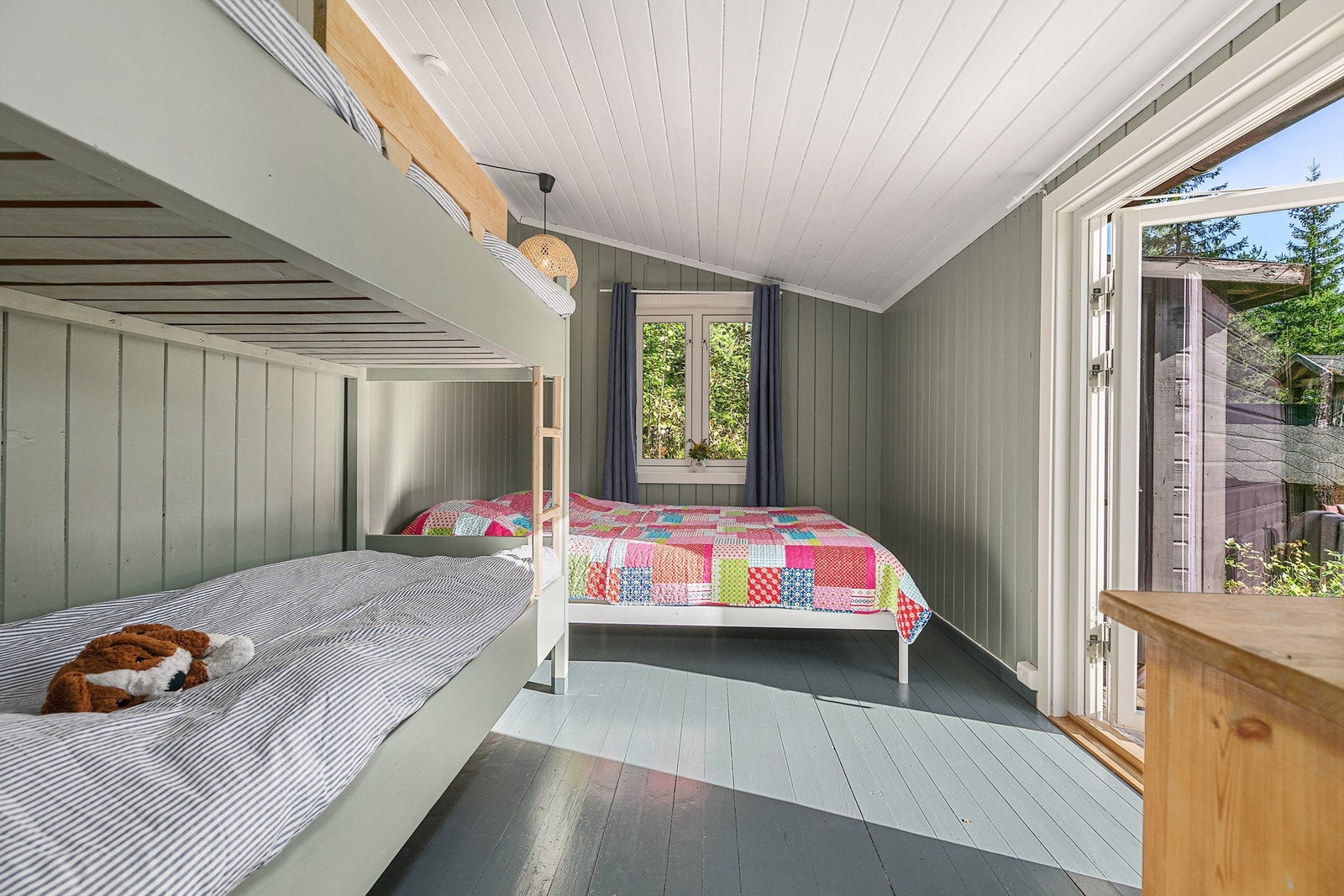 Annekset har to lyse soverom, begge med plass til dobbeltseng. Fra det største er det utgang til en solrik markterrasse. Galleribilde