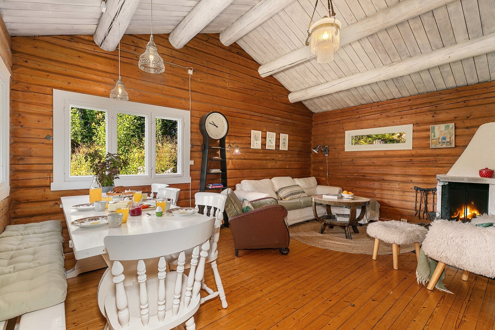 Romslig stue med peis, god takhøyde og plass til spisebord - perfekt for hyggelige middager og late kvelder foran peisen Galleribilde